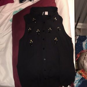 Black sleeveless button down H&M